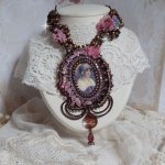 Belle Romance Haute-Couture halskæde broderet med et cabochon portræt af en kvinde i hat med krystaller, satinperler, gyldne runde perler, perlemorscabochoner og 